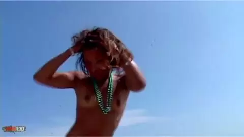 Karla Sanchez: heißer Striptease aus Ebenholz am Strand photo 15