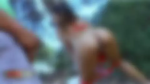 Karla Sanchez und Jorge pissen zusammen in den Wald