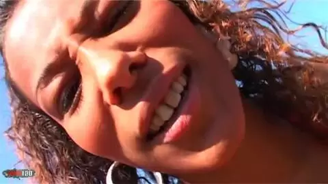 Karla Sanchez pinkelt auf der Eisenbahn photo 07