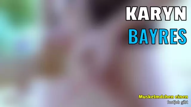 Muskelmädchen einen footjob gibt
