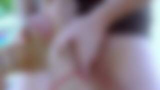 Muskelmädchen einen footjob g...