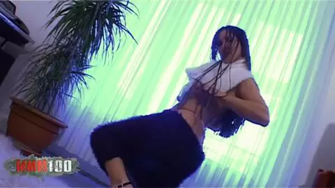 Französisches Babe Katia im rosa Höschen macht einen Striptease photo 01