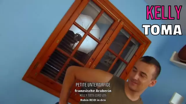 Petite unterwürfige französische Araberin Kelly Toma wird von Robin REID in den Arsch gefickt