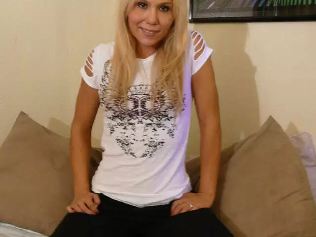 Die wunderschöne junge Blondine Kendall Fox macht im Schlafzimmer einen Striptease photo 1