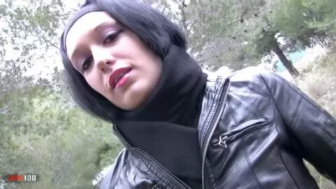 Im Bett mit der großartigen jungen französischen Brünette Kenza Suck, die vor Vergnügen abspritzt photo 01