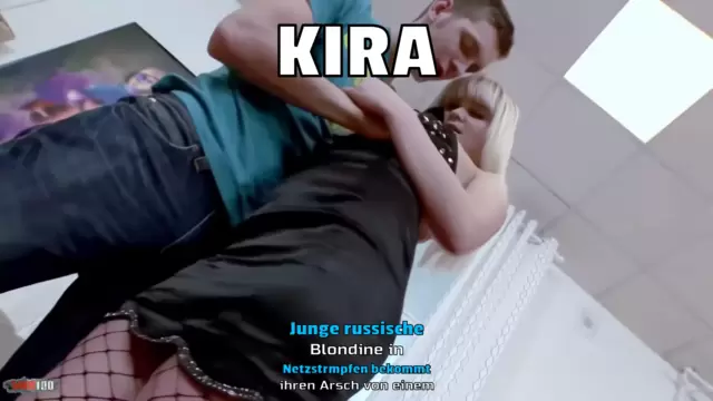 Junge russische Blondine in Netzstrümpfen bekommt ihren Arsch von einem großen Schwanz gefickt