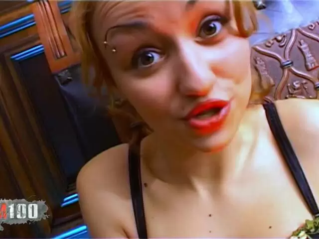 Interview und Striptease mit dem französischen Mädchen Krystal Wallas photo 1