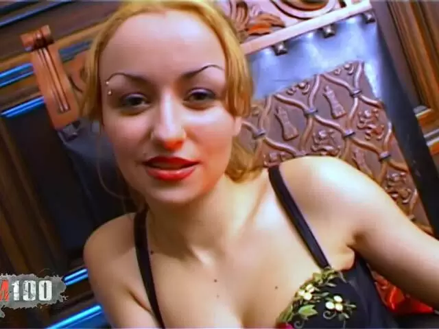 Interview und Striptease mit dem französischen Mädchen Krystal Wallas photo 2