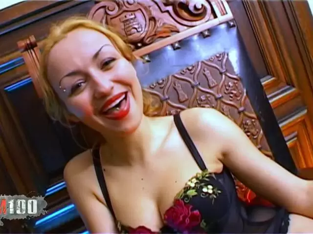 Interview und Striptease mit dem französischen Mädchen Krystal Wallas photo 3