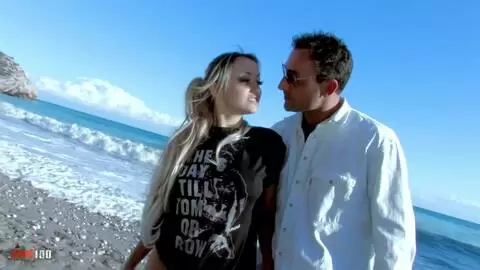 Jorge Fernandez fickt am Strand mit der spektakulären französischen Bürette Krystal Wallas photo 01