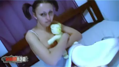 Krystal Wallas dildoet sich auf dem Bett photo 01