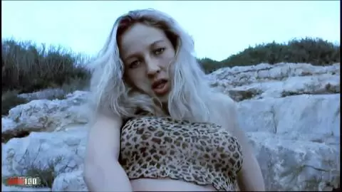 Hübsche blonde Tigerin masturbiert am Strand photo 06