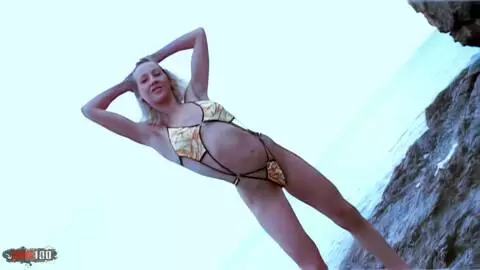 Lady Margaux zieht sich aus und tanzt am Strand photo 03