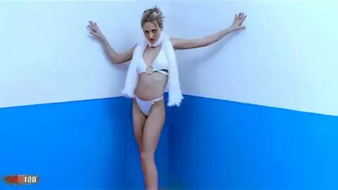 Blonde Schönheit zieht sich träge aus photo 02