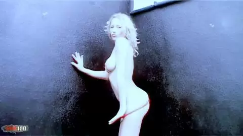 Der zierliche blonde Pornostar mit den großen Titten Lady Margaux macht einen Strip photo 10