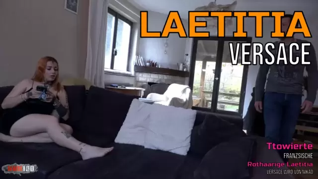 Tätowierte französische Rothaarige Laetitia Versace wird von Nikao auf dem Sofa gefickt.
