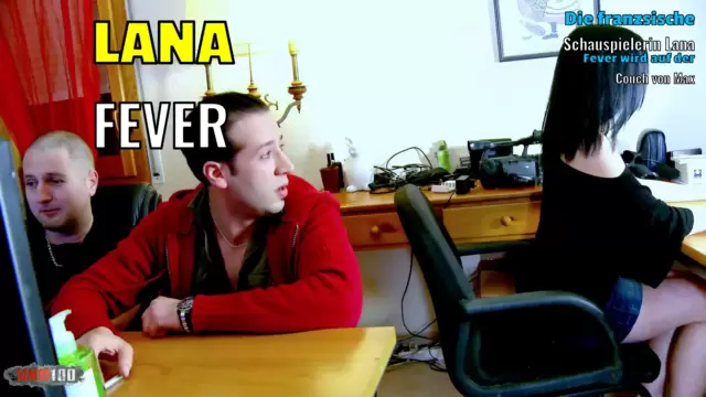 Die französische Schauspielerin Lana Fever wird auf der Couch von Max Casanovas großem Schwanz hart gefickt