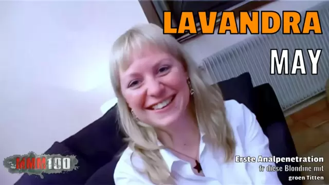 Erste Analpenetration für diese Blondine mit großen Titten