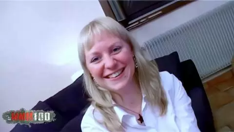 Erste Analpenetration für diese Blondine mit großen Titten photo 01