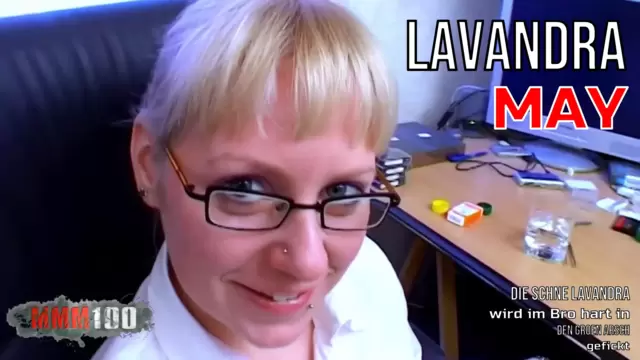 Die schöne Lavandra wird im Büro ...