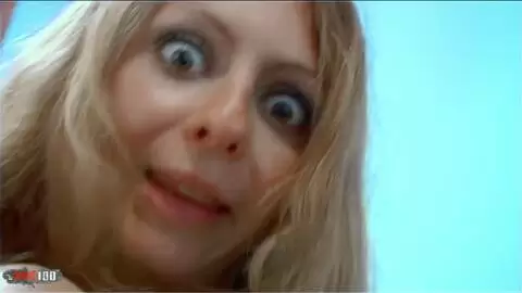 Sehr sexy Fotosession mit der jungen Französin Lena Harrys in Strumpfhosen auf dem Bett photo 04