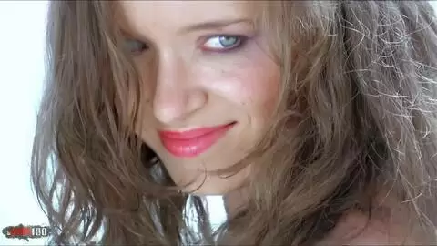 Die junge Französin Lena Luminescente bei einer sexy Fotosession am Strand photo 15