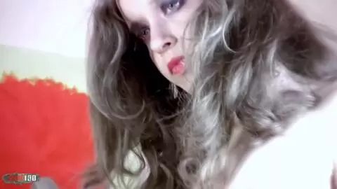 Die junge Französin Lena Luminescente bei einer sexy Fotosession auf dem Sofa photo 16