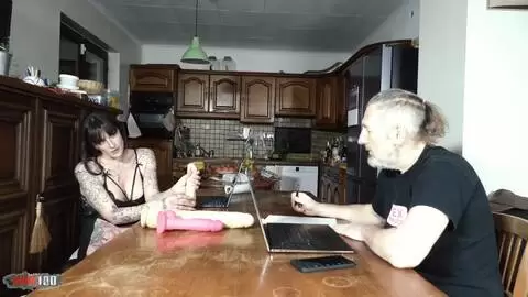 Die tätowierte französische MILF Lexy Karma bläst und fickt in der Küche photo 1