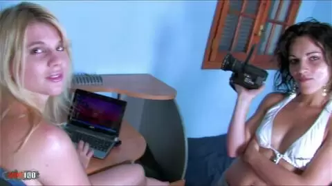 Sie eifersüchtig auf ihre Schwester und filmt sie, während sie gefickt wird! photo 01