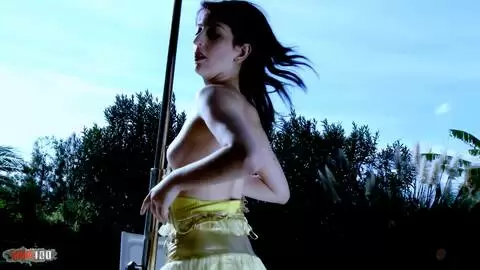 Die wunderschöne kleine Brünette Lilou Sou macht einen Striptease vor dem Pool photo 04