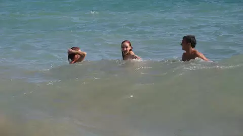 lola bella angie kiss beach