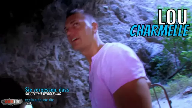 Sie vergessen, dass sie gefilmt werden und vögeln sich wie die Tiere.
