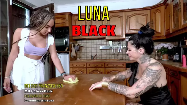 Mit der französischen MILF Alicia Dark ficken wir die junge Dominikanerin Luna Black in der Küche