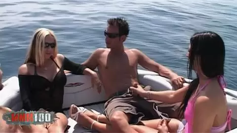 Priscilla Pratz und Luna werden auf einem Boot von Jorge und Terry gefickt