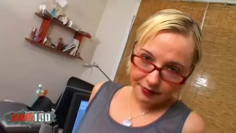 Anal auf dem Schreibtisch mit zierlicher französischer Blondine mit kleinen Titten Maeva Blue photo 01