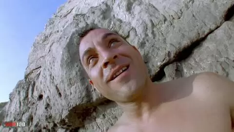 Vorbereitung auf einen heißen Blowjob am felsigen Strand. photo 10