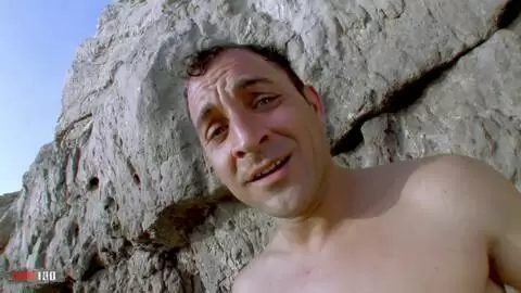 Vorbereitung auf einen heißen Blowjob am felsigen Strand. photo 11