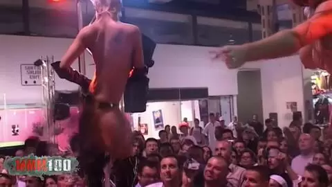 Marlon, der mit zwei heißen Girls live auf der Bühne fickt photo 03