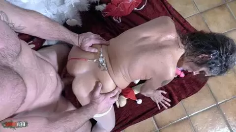 Mavi Burbujita Die spanische reife Milf wird hart von Dildos Fuck Machine und Matts guter Schwanz zu Weihnachten hart gefickt photo 09