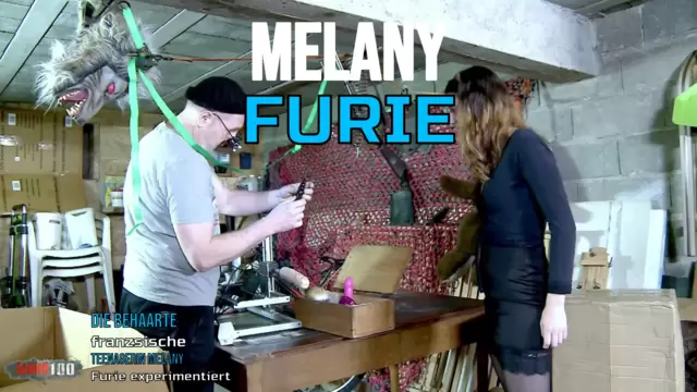 Die behaarte französische Teenagerin Melany Furie experimentiert mit einer Fickmaschine und lässt sich von dem älteren Mann Terry Kemaco ihren engen Arsch aufbohren