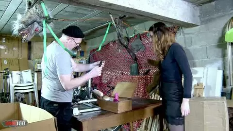 Die behaarte französische Teenagerin Melany Furie experimentiert mit einer Fickmaschine und lässt sich von dem älteren Mann Terry Kemaco ihren engen Arsch aufbohren photo 01