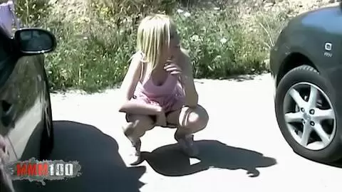 Junge französische Blondine Melissa pinkelt auf einem Parkplatz photo 01