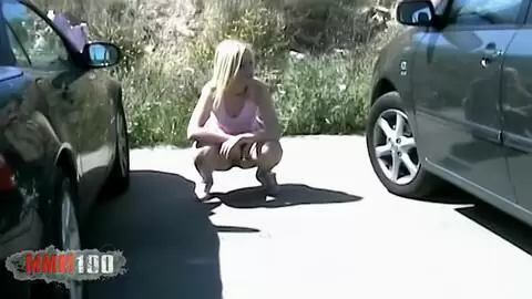 Junge französische Blondine Melissa pinkelt auf einem Parkplatz photo 05