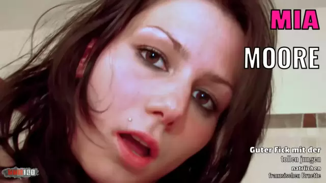 Guter Fick mit der tollen jungen natürlichen französischen Brünette Mia Moore