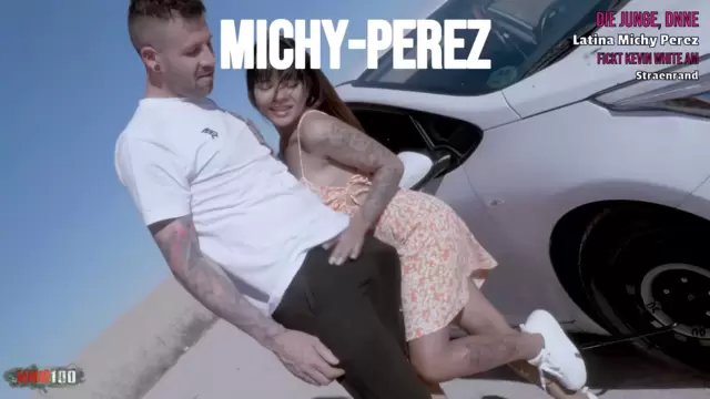 Die junge, dünne Latina Michy Perez fickt Kevin White am Straßenrand
