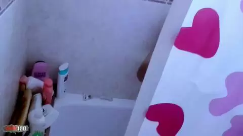 Die französische brünette Amateurin Missguapa ist unartig in der Badewanne photo 01