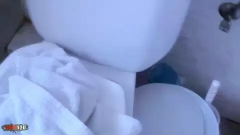 Die französische brünette Amateurin Missguapa ist unartig in der Badewanne photo 07
