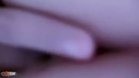 Die französische brünette Amateurin Missguapa ist unartig in der Badewanne photo 09
