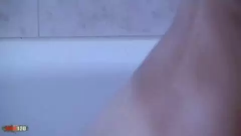 Die französische brünette Amateurin Missguapa ist unartig in der Badewanne photo 12