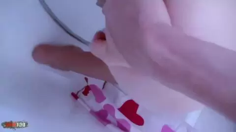 Die französische brünette Amateurin Missguapa ist unartig in der Badewanne photo 13